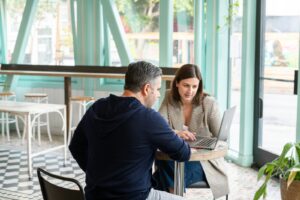 Skuteczne notesy i bloczki reklamowe: Jak zaprojektować idealne gadżety marketingowe?